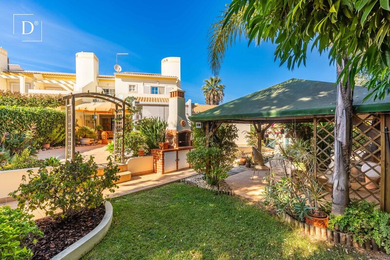 House 3 bedrooms Semidetached in good condition Olhos de Água Albufeira - barbecue, garden, alarm, air conditioning, swimming pool, balcony, private condominium, fireplace, equipped, terrace, solar panels, central heating