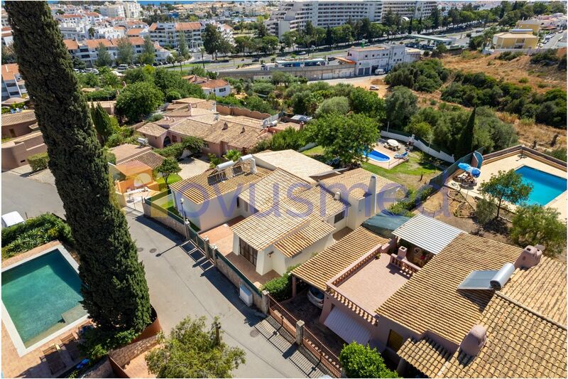 жилой дом одноэтажная в центре V4 Lageado Park Albufeira - барбекю, солнечные панели, система кондиционирования, сад, бассейн, камин, вид на море, много натурального света