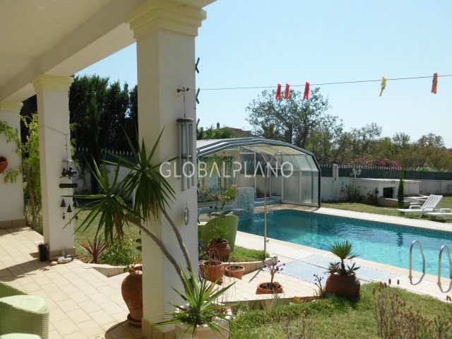 1000013727_detached-house-sell-montes-de-alvor-algarve-covered-pool.jpg