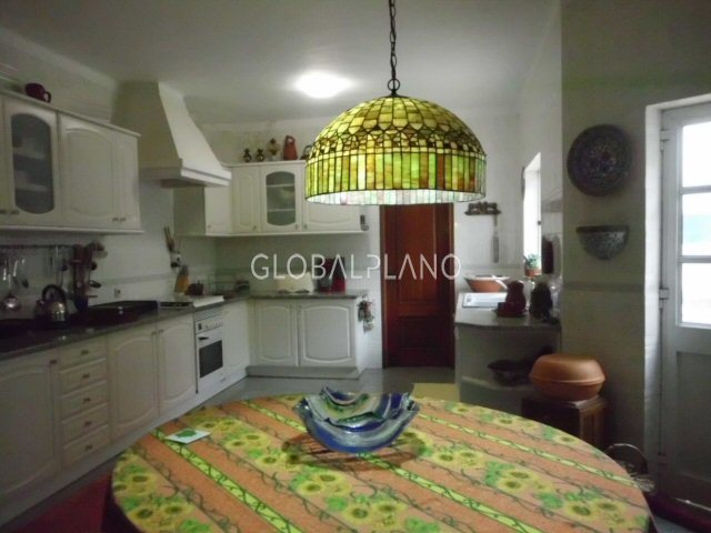 1000013727_house-sell-montes-alvor-large-kitchen-backyear-door.jpg