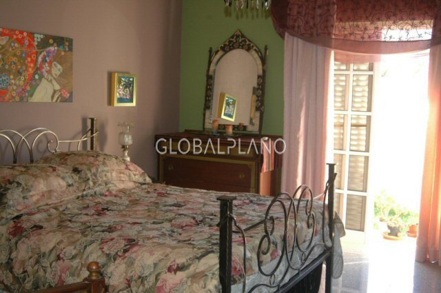 1000013727_house-to-sell-montes-de-alvor-bedroom-door-to-garden-pool.jpg