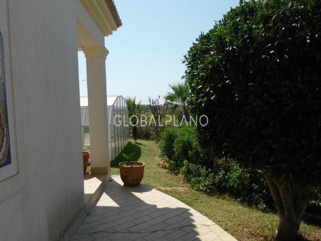 1000013727_villa-for-sale-good-location-with-garden-and-pool-alvor-algarve.jpg