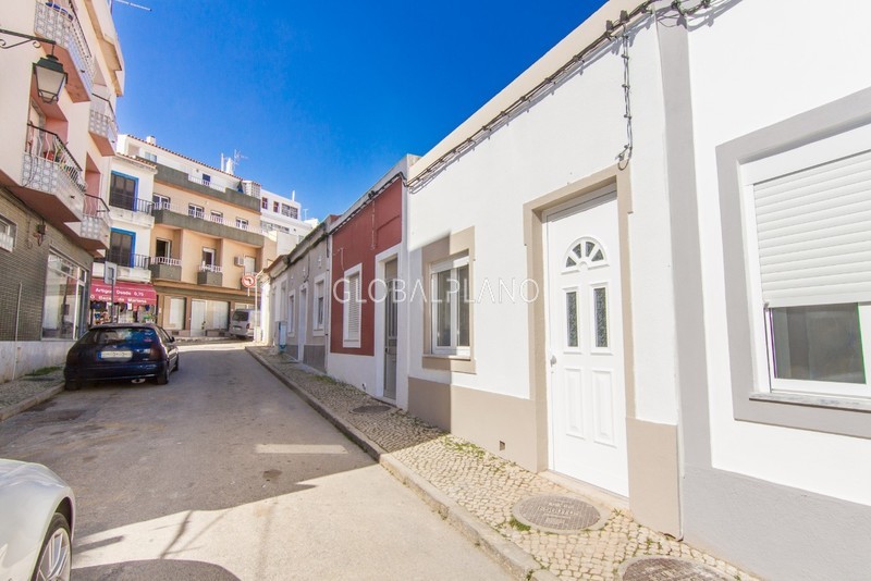House V1 Refurbished in the center Centro de Portimão - double glazing, equipped