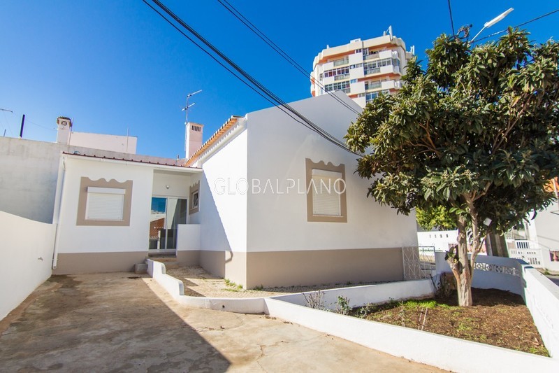 House V2 Refurbished in the center Centro de Portimão - double glazing, equipped, backyard