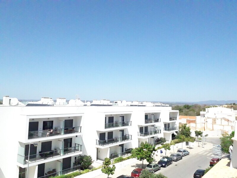 Apartamento Remodelado no centro T1 Quinta de São Pedro/ Alvor Portimão - mobilado, varanda, lugar de garagem, equipado