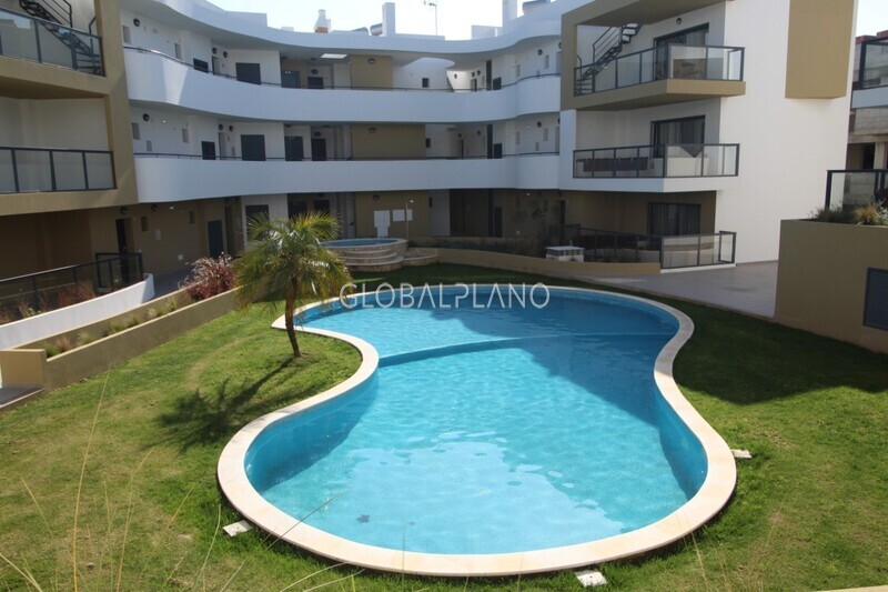Apartamento T1 Alvor Portimão - piscina, garagem, zonas verdes, varanda, painéis solares, condomínio fechado, ar condicionado, equipado, bbq