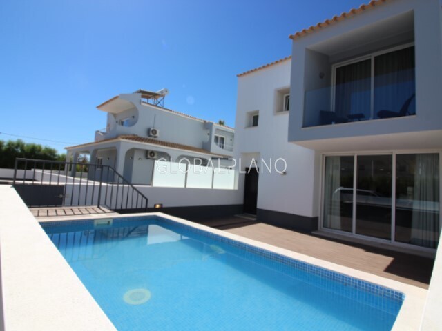House V4 Balaia Albufeira - barbecue, balcony, swimming pool, air conditioning, balconies, backyard, double glazing, equipped kitchen, garage, terrace