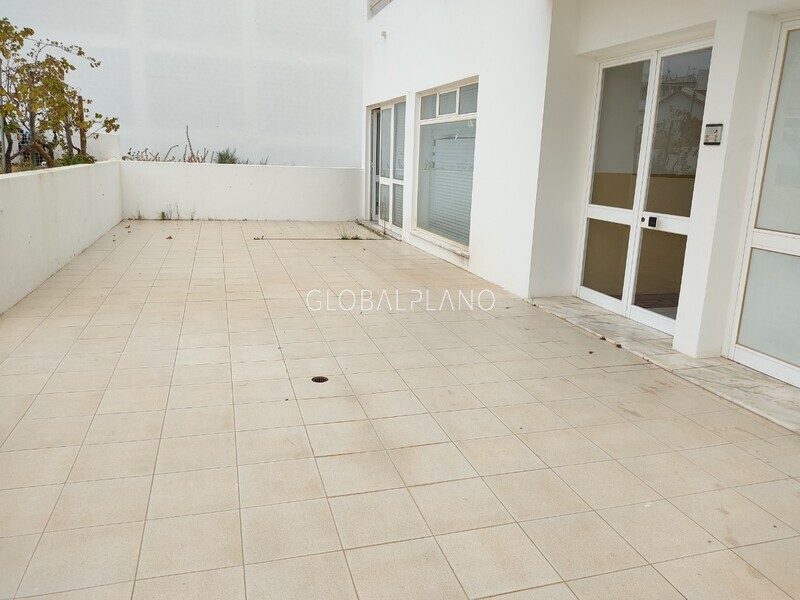 Loja com boas áreas Urb. Belavista/Parchal Lagoa (Algarve) - garagem, montra, arrecadação