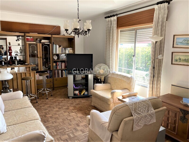 Apartamento em zona central T2 Portimão - garagem, cozinha equipada, varanda, lareira, marquise