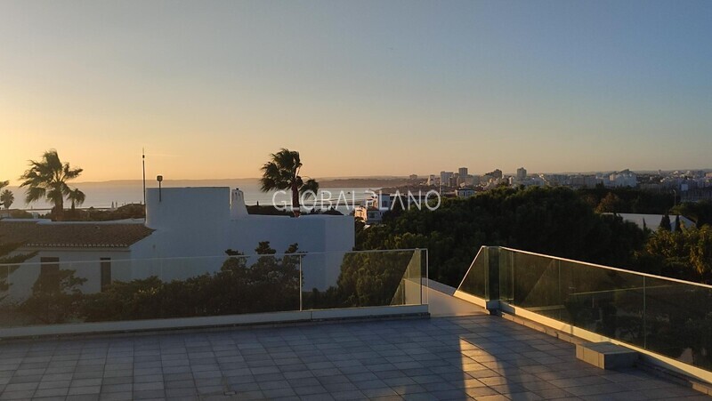 House 4 bedrooms new in urbanization Ferragudo Lagoa (Algarve) - barbecue, air conditioning, garden, garage, terrace, swimming pool, balconies, automatic irrigation system, alarm, solar panels, balcony