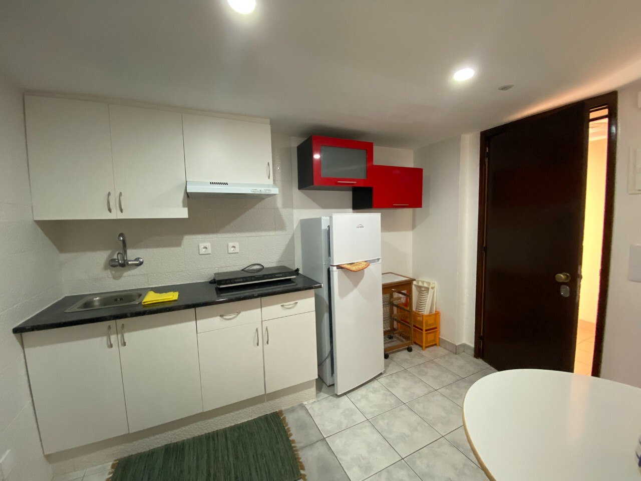 Apartamento Remodelado T0+1 Praia da Rocha Portimão - cozinha equipada