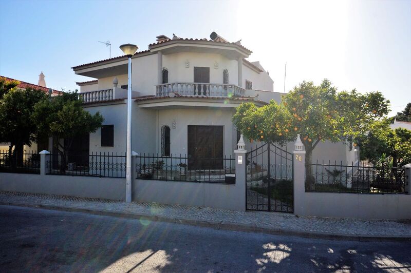 House Isolated in the center 4 bedrooms Loulé São Clemente - air conditioning, garage, garden, equipped kitchen
