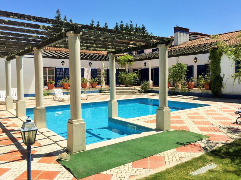 À venda Casa V4+1 Vale de Santarém - ténis, piscina, terraço, jardins, sótão, cozinha equipada