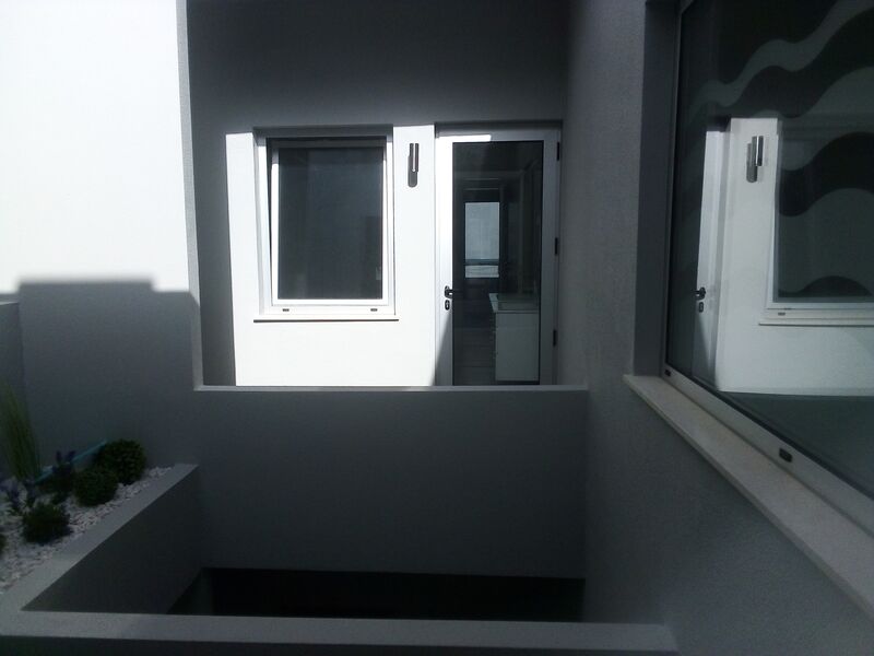 Venda Apartamento T4 Renovado Faro Quarteira - cozinha equipada, vidros duplos, r/c, painéis solares, 1º andar, ar condicionado, jardins, garagem