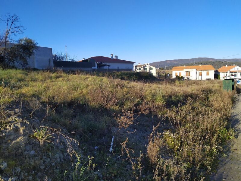 À venda Lote de terreno com 440m2 Aldeia de Joanes Fundão - água