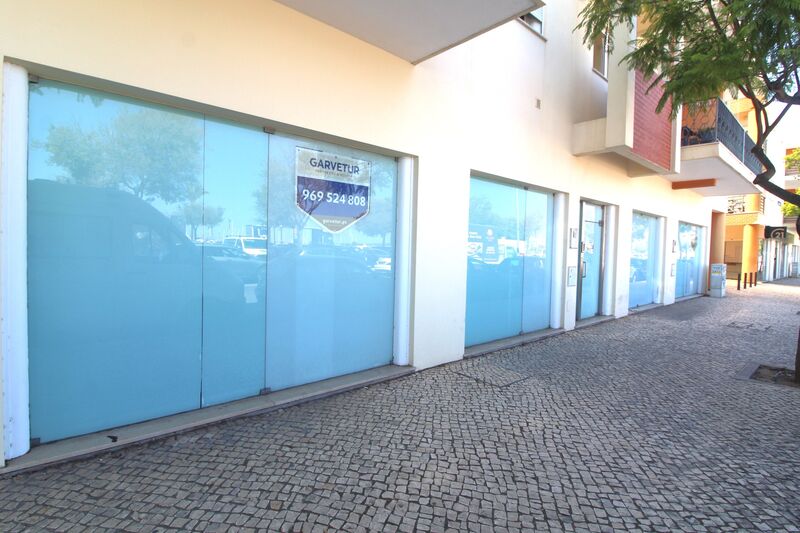 Loja Zona Ribeirinha Portimão para comprar - garagem, bastante luz natural, sala de reunião, montra