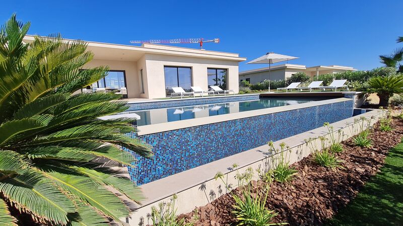 Moradia V4 de luxo Montenegro Faro - terraço, ar condicionado, garagem, piscina, jardim, sauna, alarme, condomínio privado