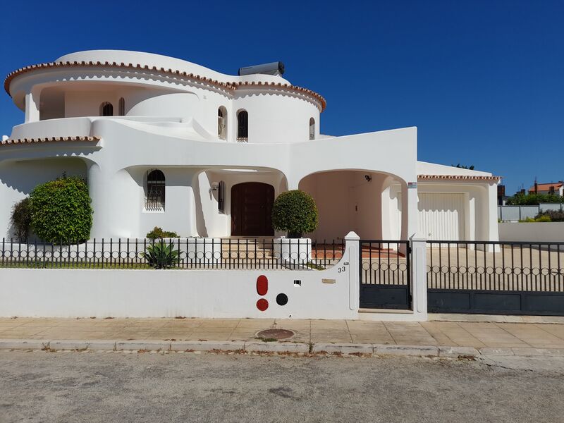House 5 bedrooms Isolated excellent condition Gambelas Montenegro Faro - terrace, barbecue, central heating, solar panels, garage, terraces, swimming pool