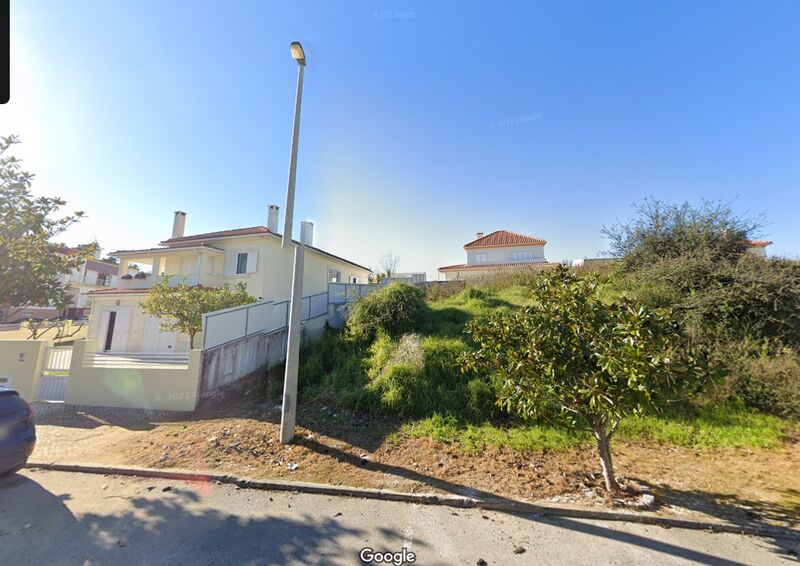 Plot of land with 559sqm Castelo (Sesimbra) - garage, easy access, water
