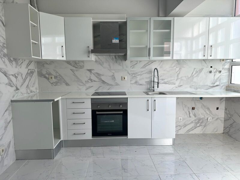 апартаменты с ремонтом T2+1 Venteira Amadora - экипированная кухня