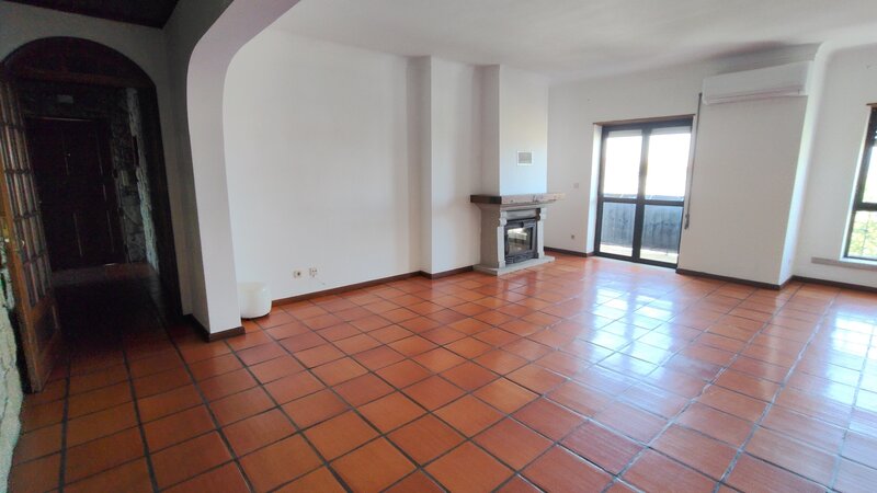 Apartamento T4 com excelente localização no Fundão
