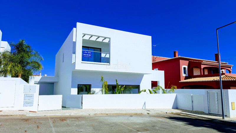 House 4 bedrooms Modern Lagos Torraltinha Santa Maria - plenty of natural light, swimming pool