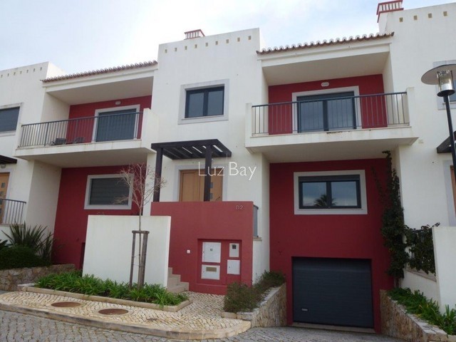 House 3 bedrooms new townhouse Alvor Portimão - air conditioning, terrace, double glazing, gated community, terraces, tennis court, garage, swimming pool