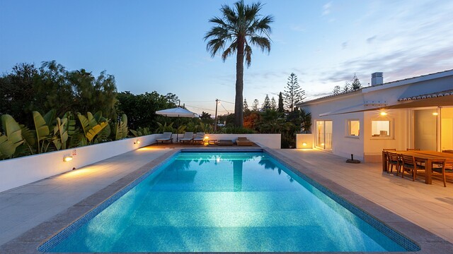 Piscina aquecida salgada à noite