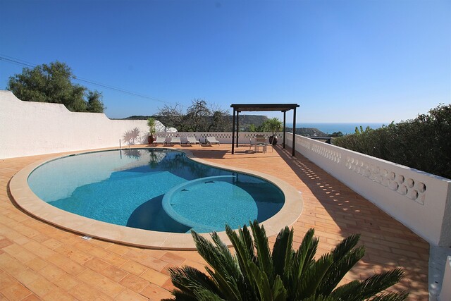 area da piscina com vista mar