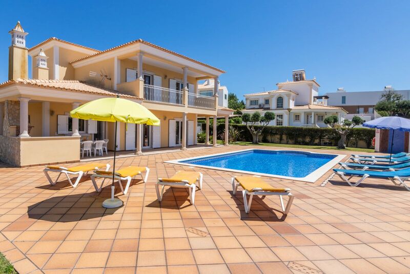 House 4 bedrooms near the beach São Rafael Olhos de Água Albufeira - quiet area, fireplace, equipped kitchen, barbecue, terraces, terrace, garage, garden, swimming pool