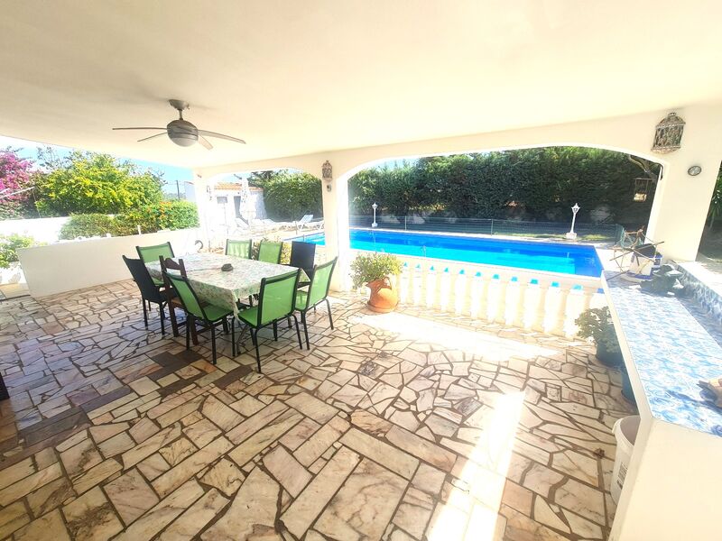 House 4 bedrooms Single storey Mouraria Albufeira - garage, fireplace, swimming pool, garden, equipped kitchen, terrace