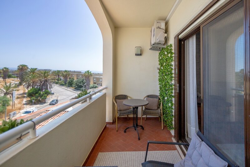 Apartamento Remodelado com vista mar T1 Albufeira - mobilado, piscina, zonas verdes, equipado, ténis, 1º andar, parque infantil, varanda, ar condicionado, vista mar