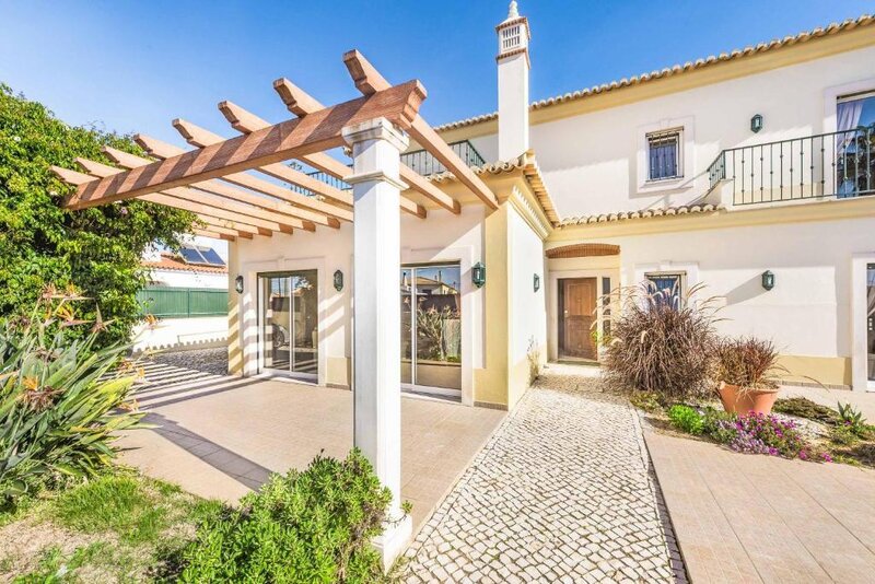 House 4 bedrooms Modern Guia Albufeira - solar panels, equipped kitchen, fireplace, swimming pool, equipped, balconies, barbecue, terraces, air conditioning