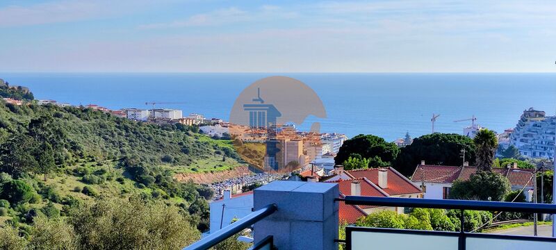 Apartamento no centro T3+1 Castelo (Sesimbra) - parqueamento, piscina, vista campo, condomínio privado, vidros duplos, jardim, ar condicionado