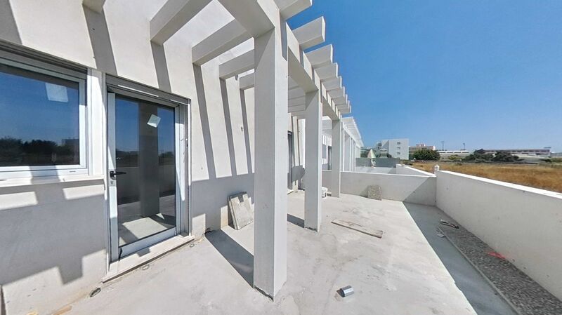 Moradia V3 nova em urbanização Quelfes Olhão - painel solar, vidros duplos, lareira, isolamento térmico, terraço