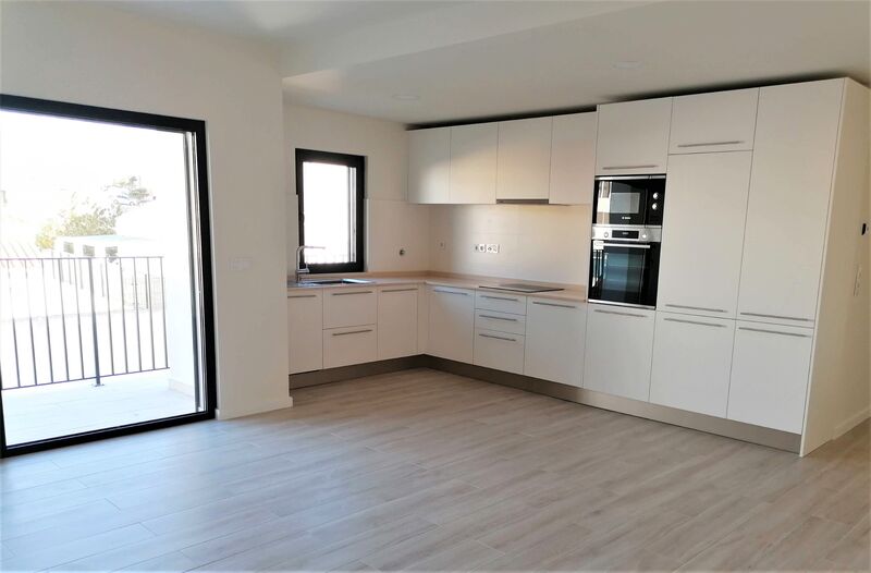 Apartamento T2 Moderno em construção Quelfes Olhão - cozinha equipada, varanda, piso radiante, ar condicionado