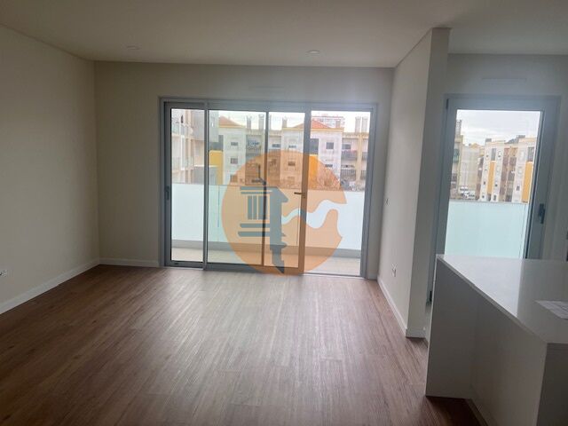 Apartamento novo T3 Rias Parque Vila Real de Santo António - cozinha equipada, ar condicionado, varanda, painéis solares