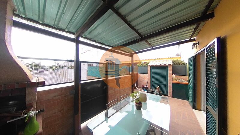 House 4+1 bedrooms Olhão - sea view, equipped kitchen, barbecue, air conditioning, excellent location, terrace, parking lot, backyard