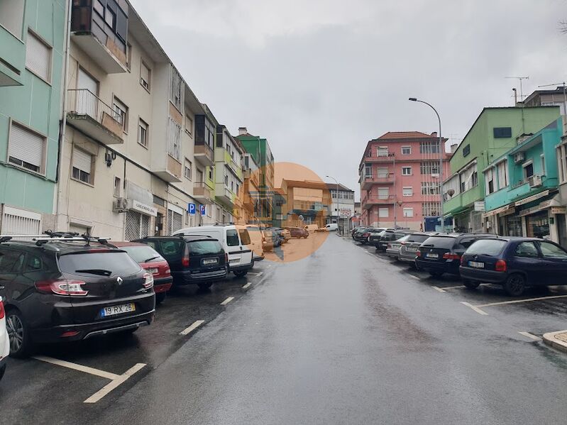 Venda Apartamento T2 Remodelado em bom estado Damaia Águas Livres Amadora - excelente localização, cozinha equipada, vidros duplos, varanda