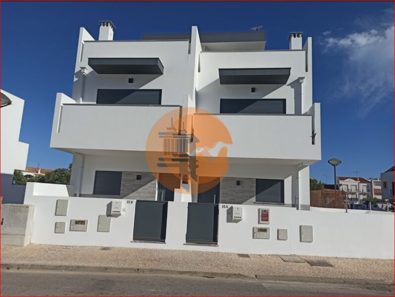 Venda de Moradia V2 Moderna Vila Nova de Cacela Vila Real de Santo António - quintal, varandas, bbq, piscina, garagem, vista mar, painéis solares, terraço