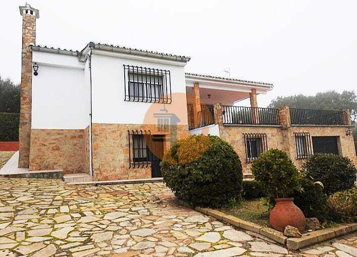 House 4 bedrooms Sierra de Fuentes - garden, air conditioning, terrace, garage, swimming pool, fireplace, automatic irrigation system