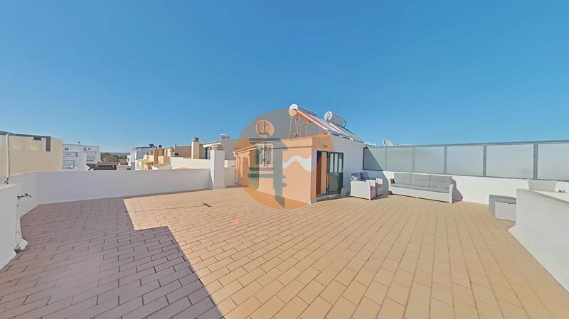Moradia Moderna V4 Olhão - varanda, ar condicionado, chão flutuante, vidros duplos, isolamento térmico, terraço, jardim, bbq, painéis solares