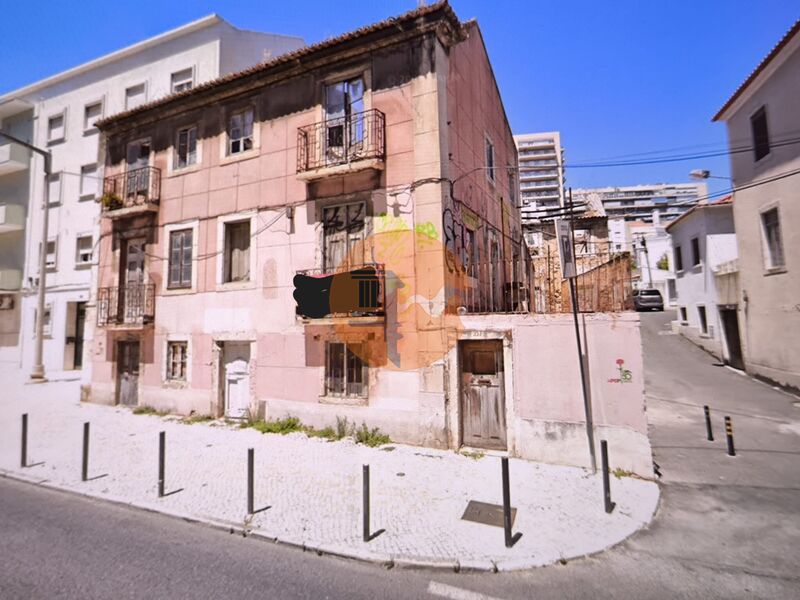 Building Modern Benfica Lisboa - privileged location