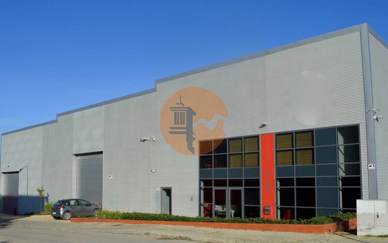 Armazém com 3200m2 Marim Quelfes Olhão - espaço amplo