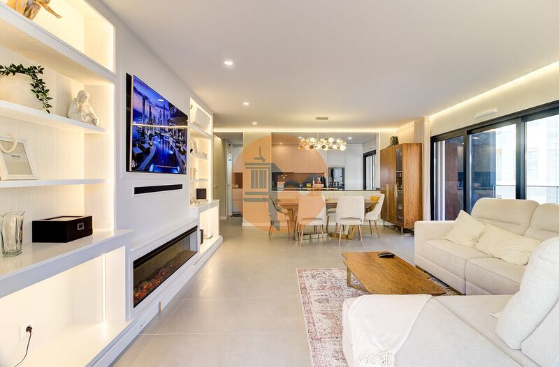 Apartamento de luxo T3 Vila Real de Santo António - ar condicionado, garagem, lareira, varanda, painéis solares