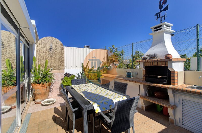 Moradia V2 Cefadeiras Vila Nova de Cacela Vila Real de Santo António - portão automático, painéis solares, varanda, piscina, ar condicionado, condomínio fechado, garagem