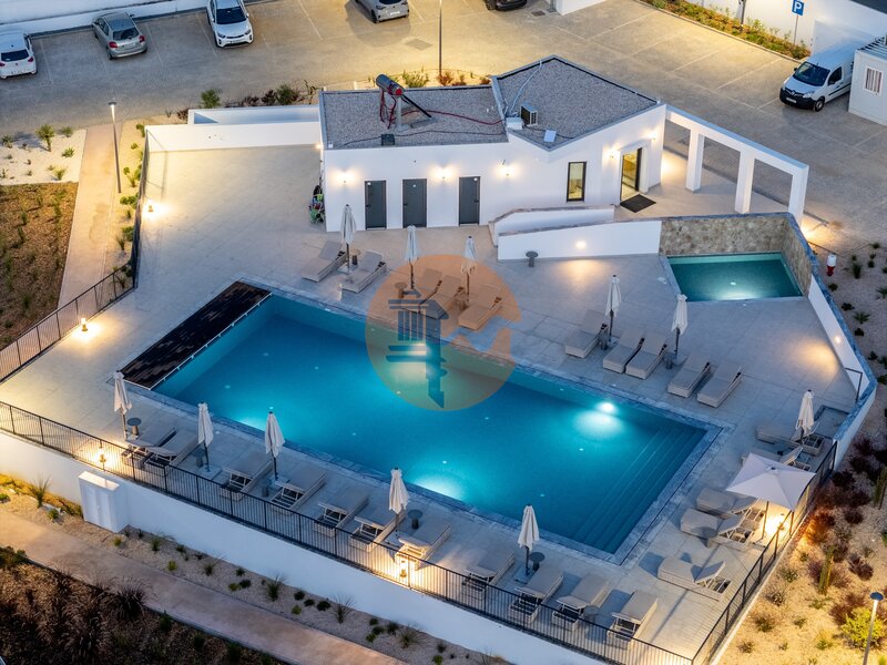 Apartamento Moderno T2 Carvoeiro Lagoa (Algarve) - piso radiante, jardins, varandas, piscina, painéis solares, mobilado