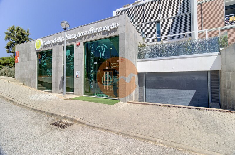 Clínica Médico Tavira - garaje, abundante luz natural