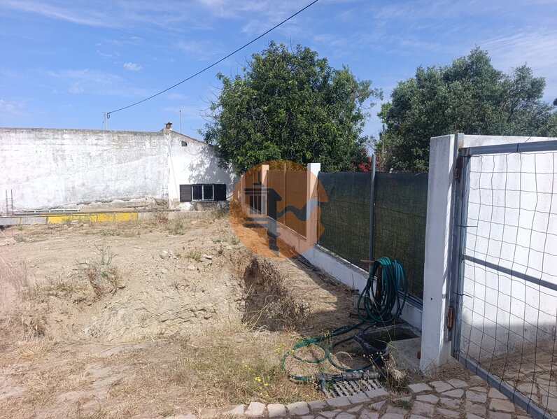 Terreno Misto plano Gorjões Santa Bárbara de Nexe Faro - bons acessos, garagem, tanque, água da rede, oliveiras, electricidade
