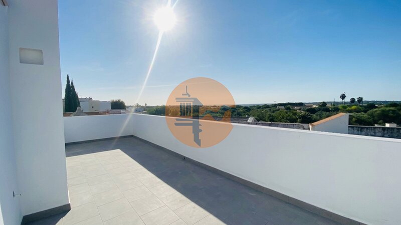 Maison V4 Moncarapacho Olhão - panneau solaire, climatisation, beaucoup de lumière naturelle, terrasse, barbecue, vue mer, grenier